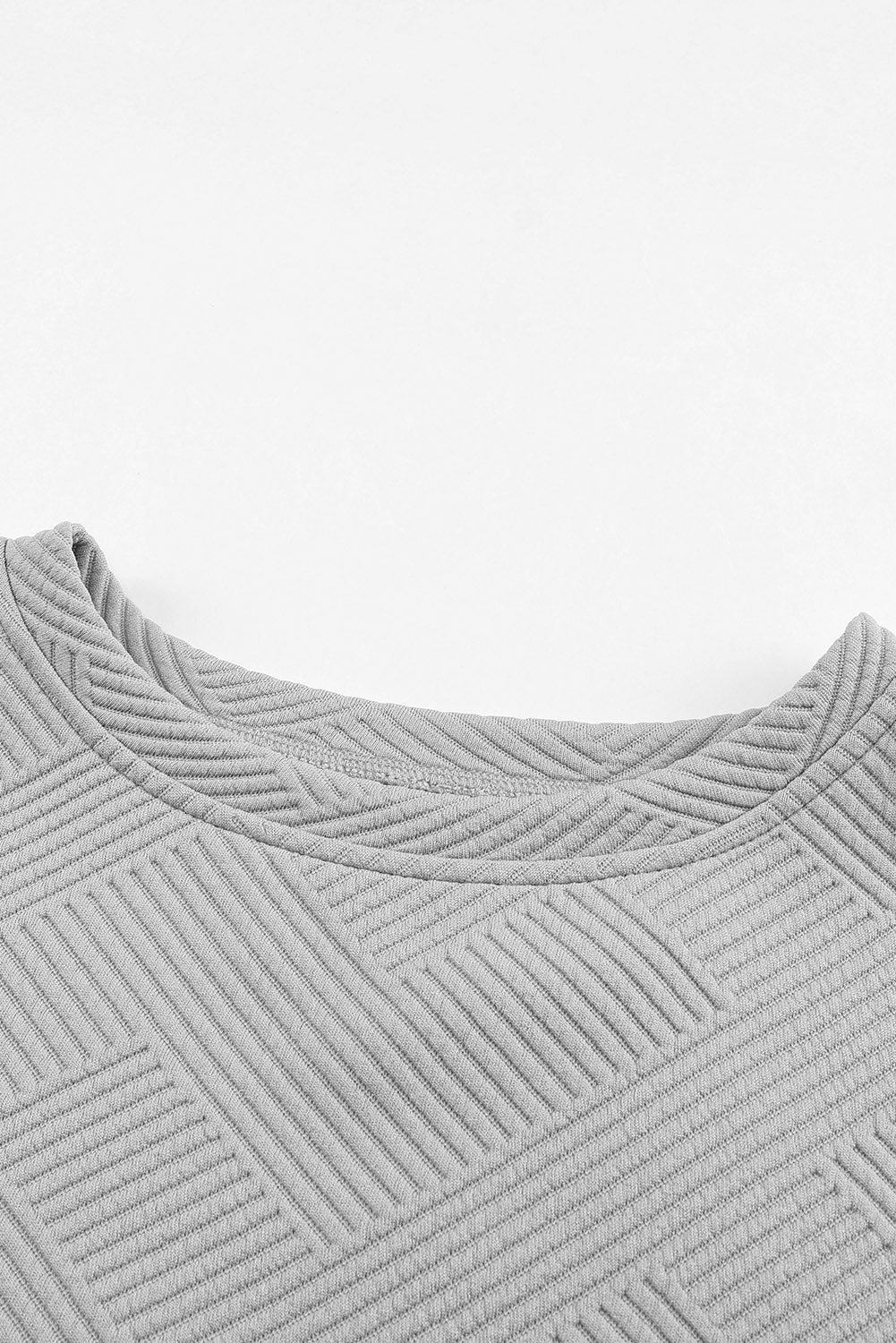 Komplet sivih teksturiranih majic z dolgimi rokavi in ​​kratkimi hlačami z vrvico