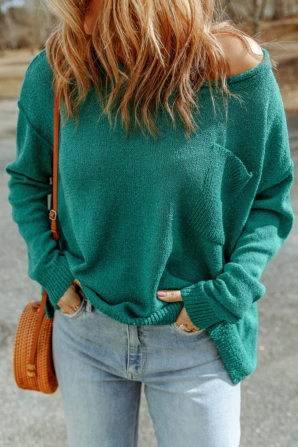 Bordo enobarvni pleteni pulover z odprtimi rameni in žepom
