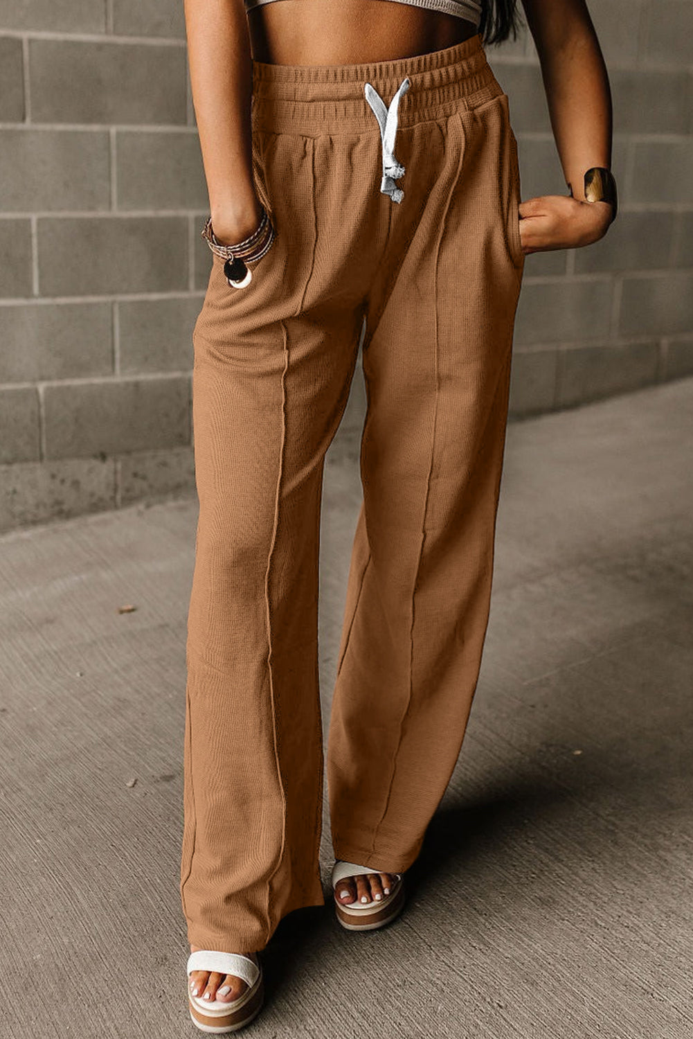 Rjave vafelj pletene hlače z visokim pasom in širokimi nogami