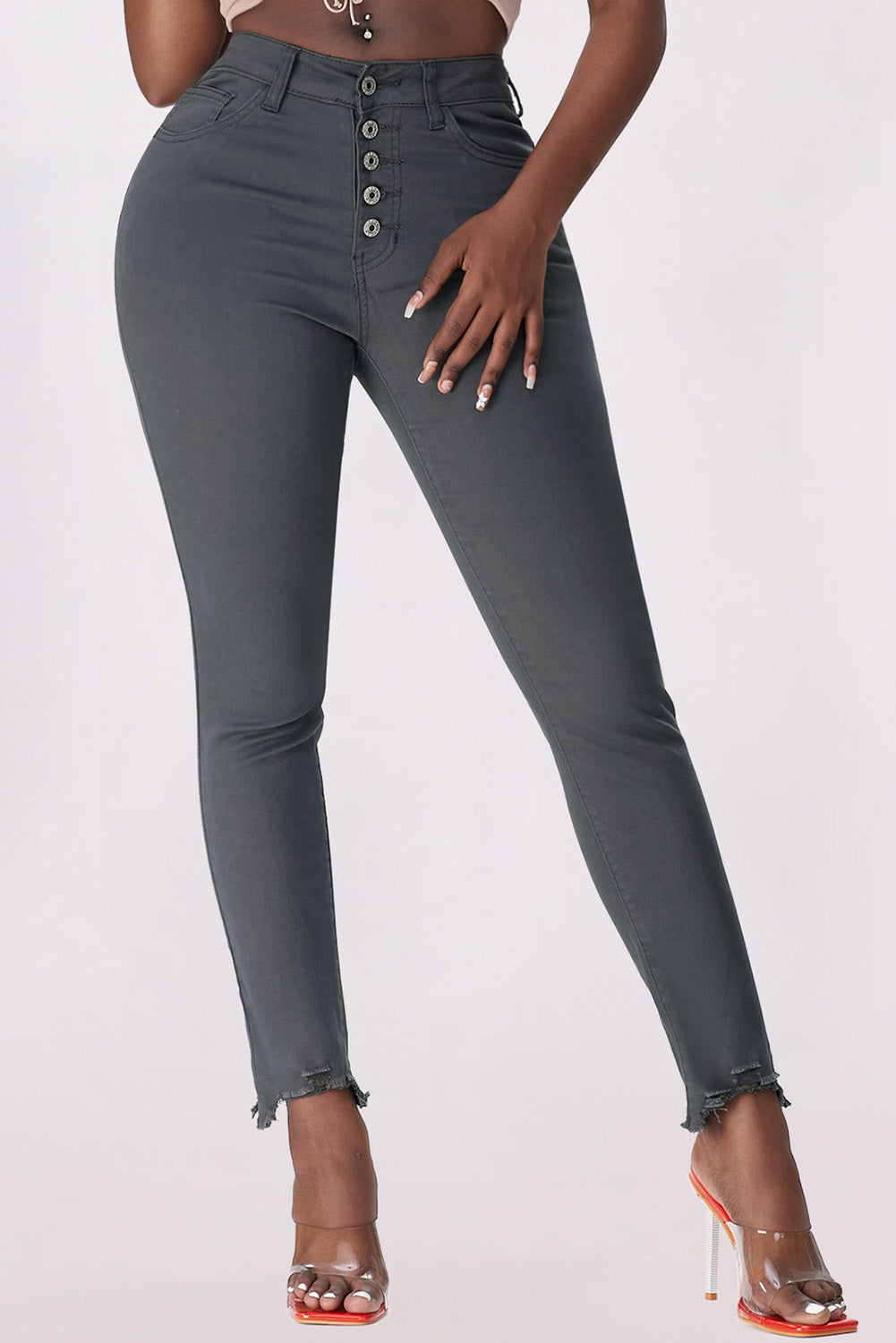 Jeans in denim corto sfilacciati con bottoni a vita alta grigi e semplici