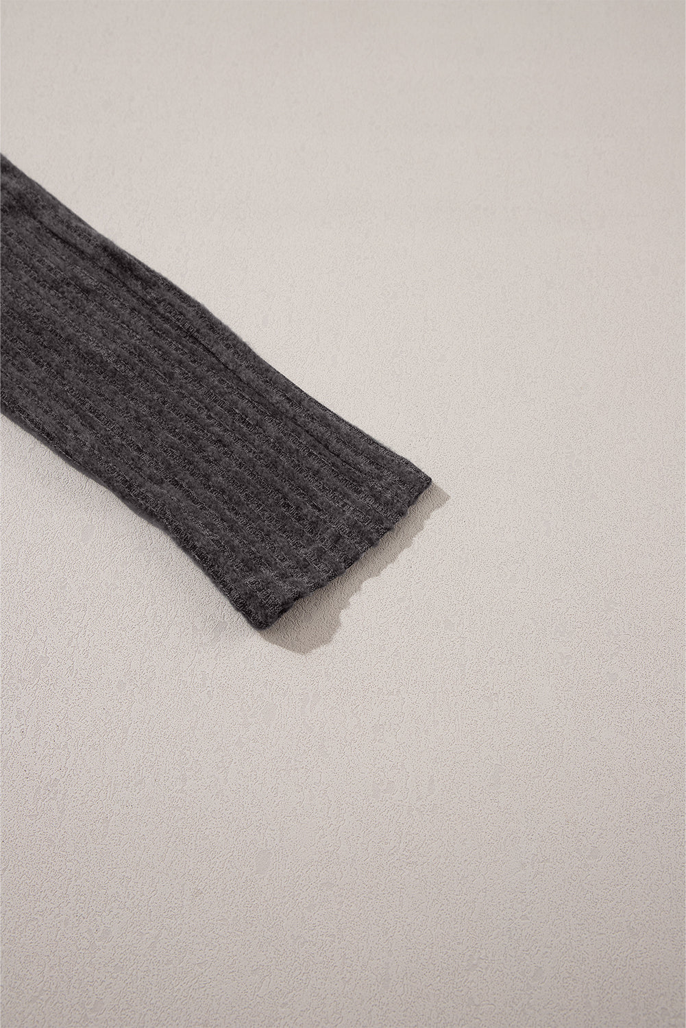 Tamno sive rebraste teksturirane pletene tajice sa širokim pojasom