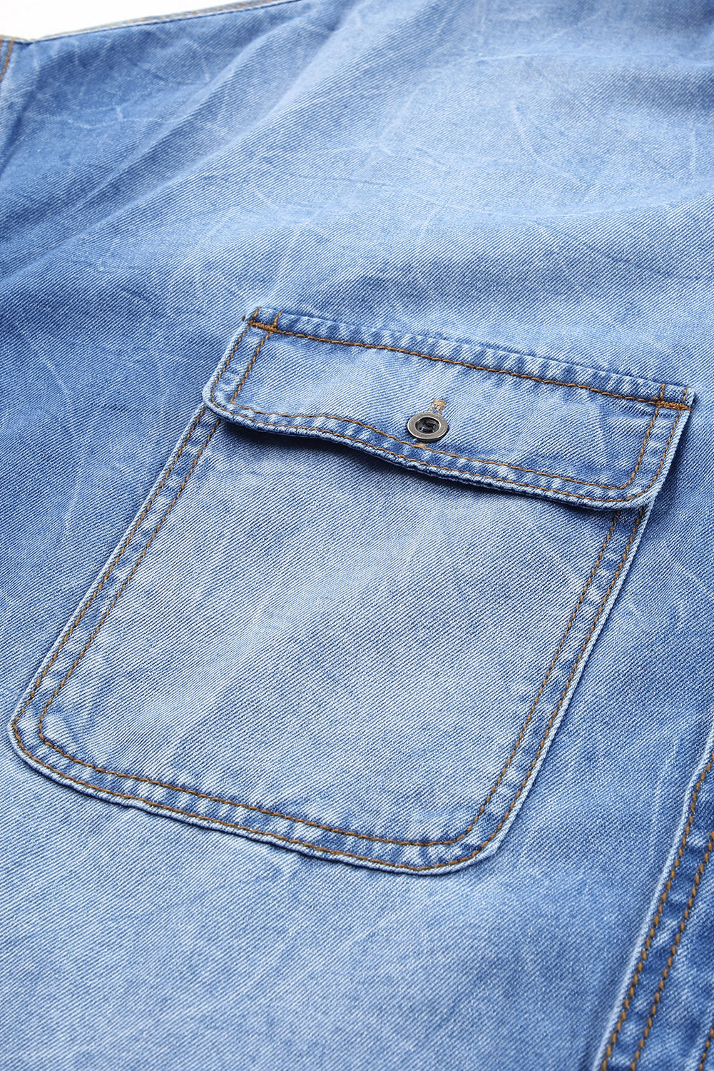 Veste en jean bleu ciel avec poches à rabat et ourlet brut