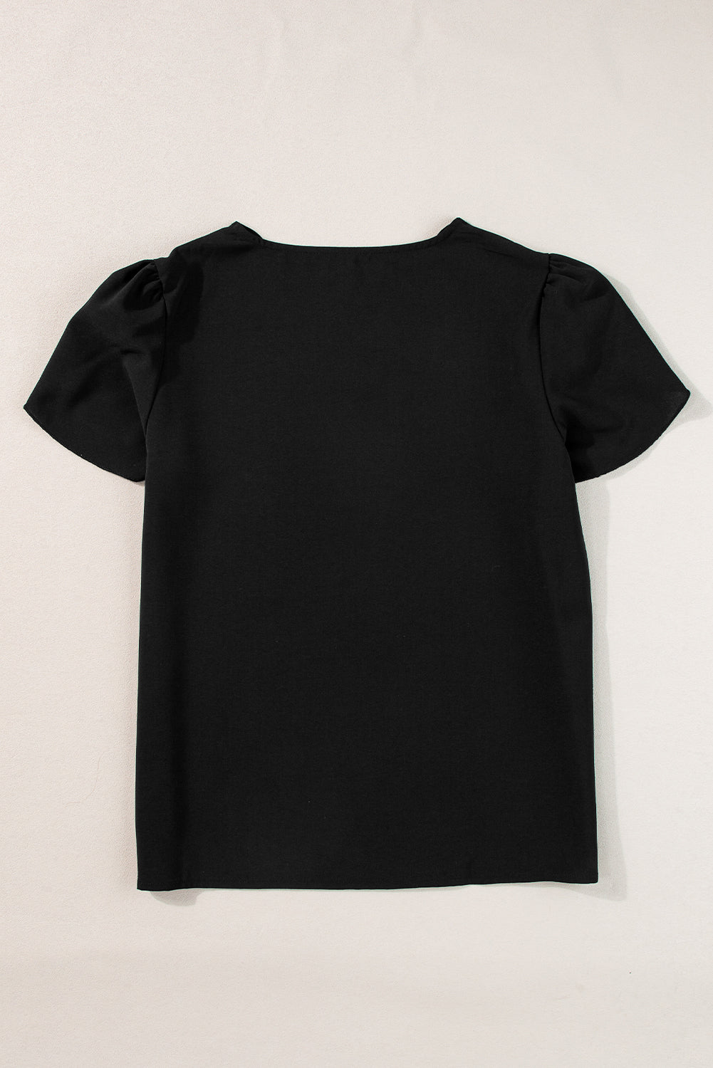 Črna majica s cvetnimi rokavi z nazobčanim V izrezom