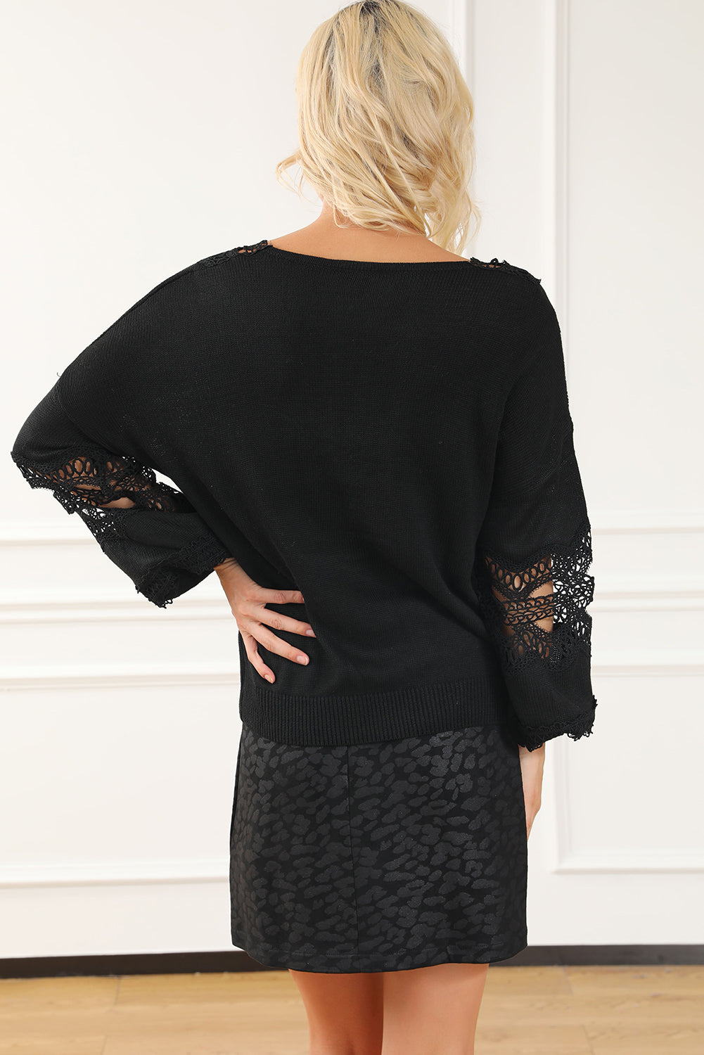 Crni široki pulover s V izrezom s izdubljenom čipkom