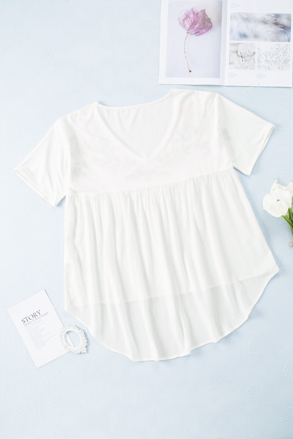 Weiße, mit Blumen bestickte Crinkle-Babydoll-Bluse mit V-Ausschnitt
