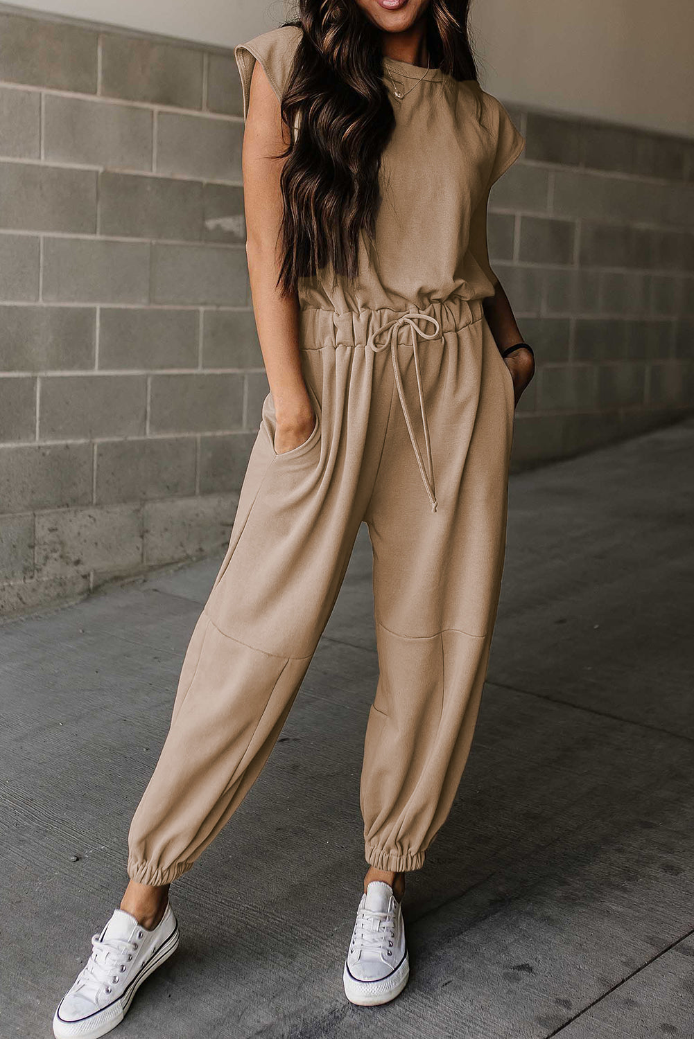 Leichter französischer Beige-Jogger-Jumpsuit mit Flügelärmeln, offenem Rücken und Kordelzug