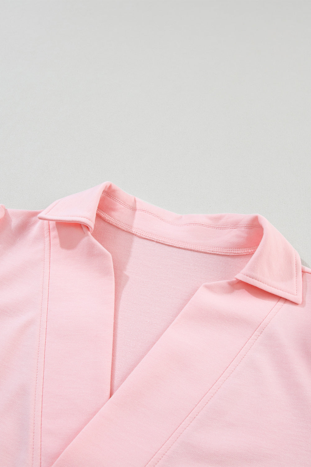 Rosa T-Shirt mit V-Ausschnitt und Puffärmeln und Kragen