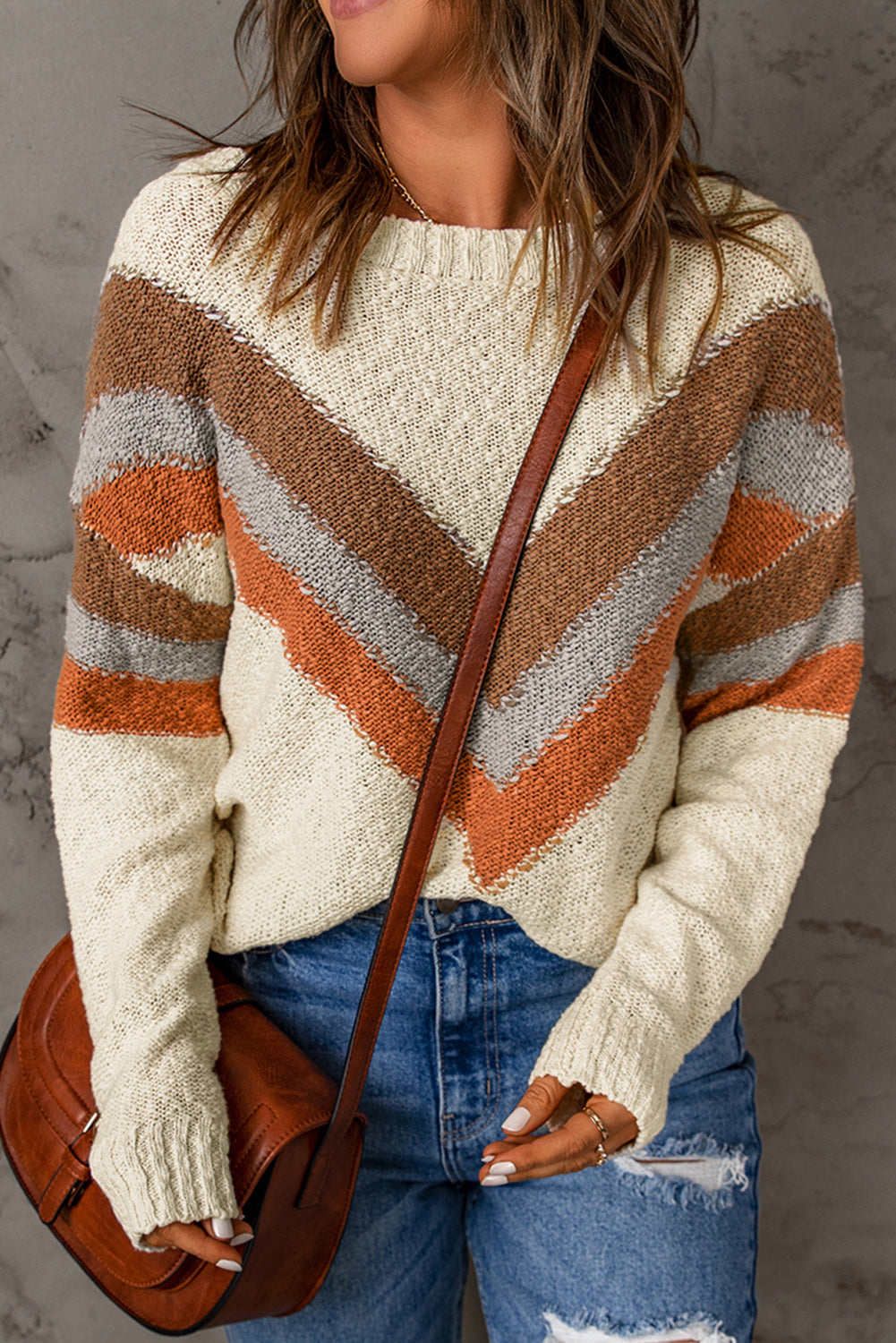 Večbarvni pulover s spuščenimi rameni s črtastimi črtami