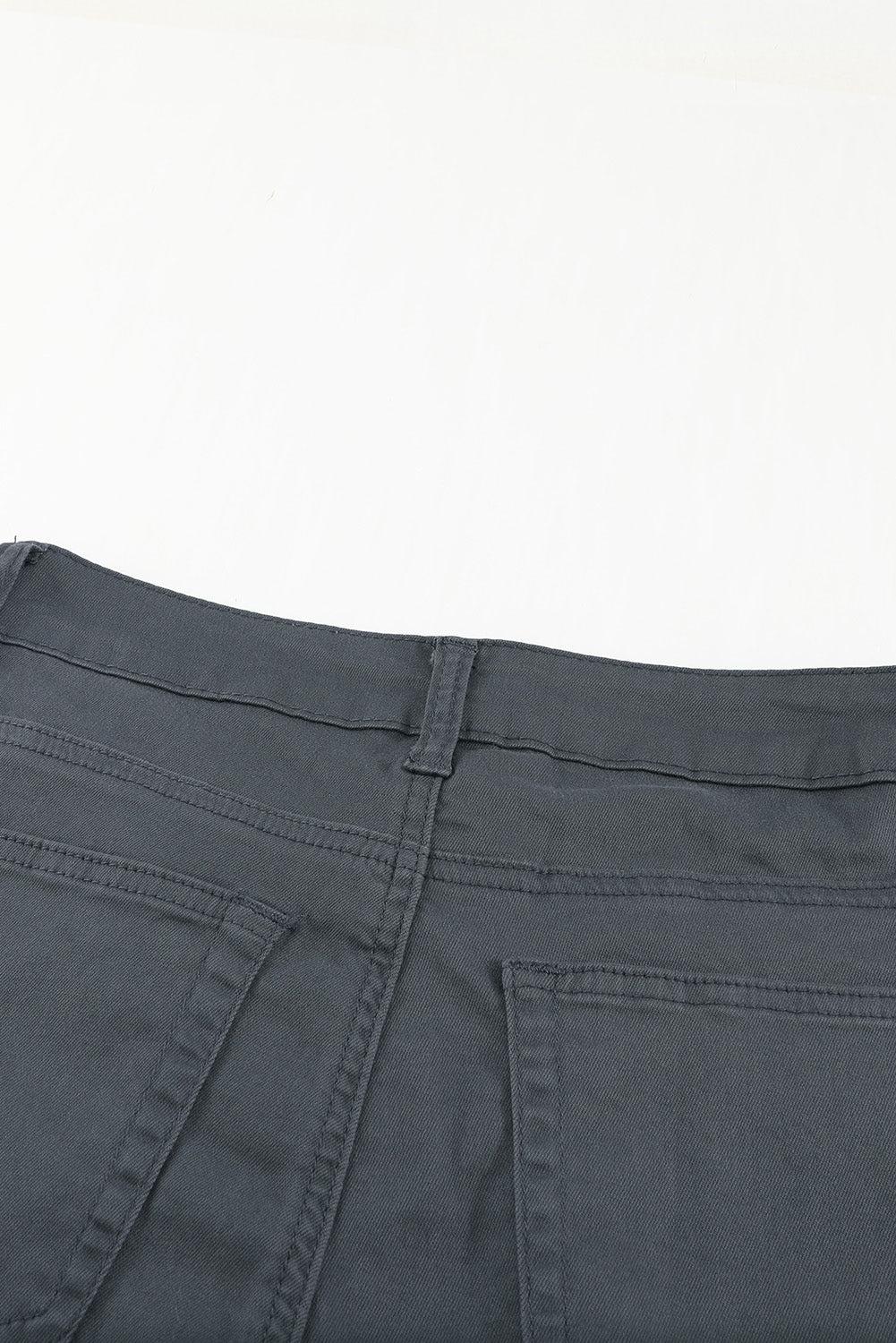 Jeans in denim corto sfilacciati con bottoni a vita alta grigi e semplici