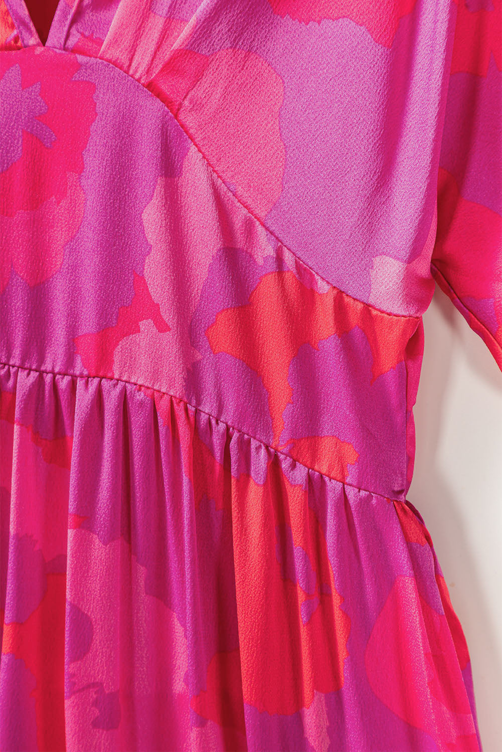 Robe longue dolman à col en V et imprimé floral abstrait rose
