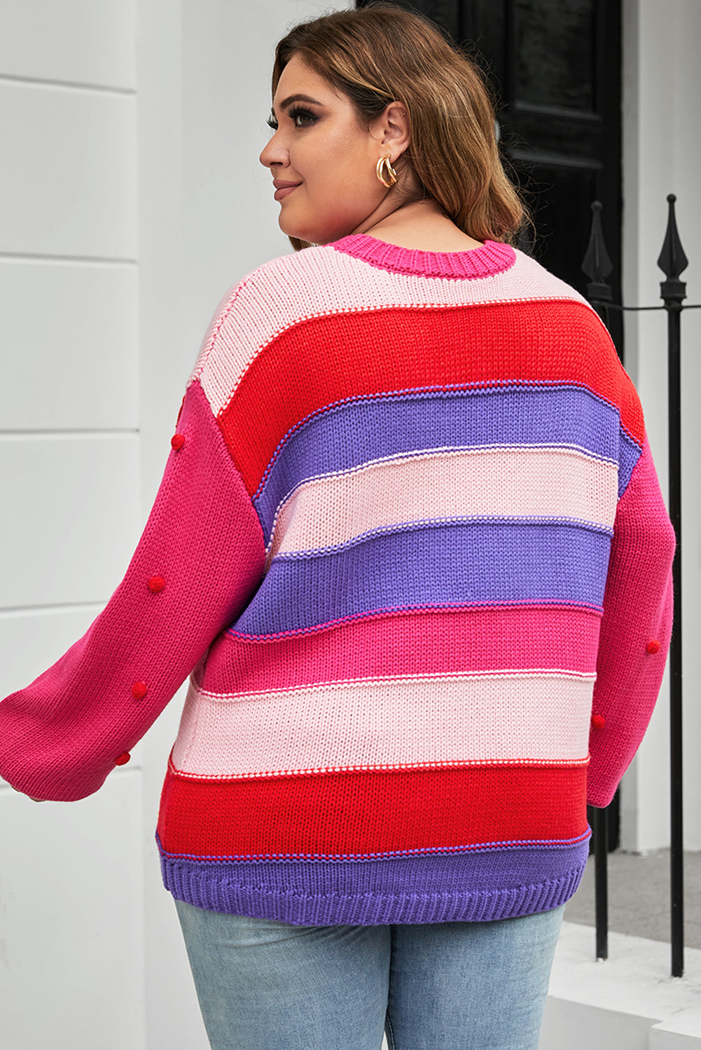 Rožnat pleten pulover z napihnjenimi rokavi s pompom in velikimi črtami
