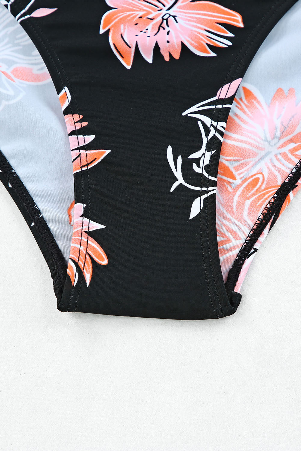 Schwarzes, geripptes, gerüschtes, bedrucktes Bikini-Set mit Rüschenoberteil