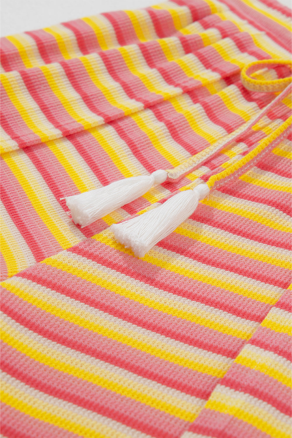 Komplet širokih hlač z mavrično majico z rumenimi črtami in vrvicami