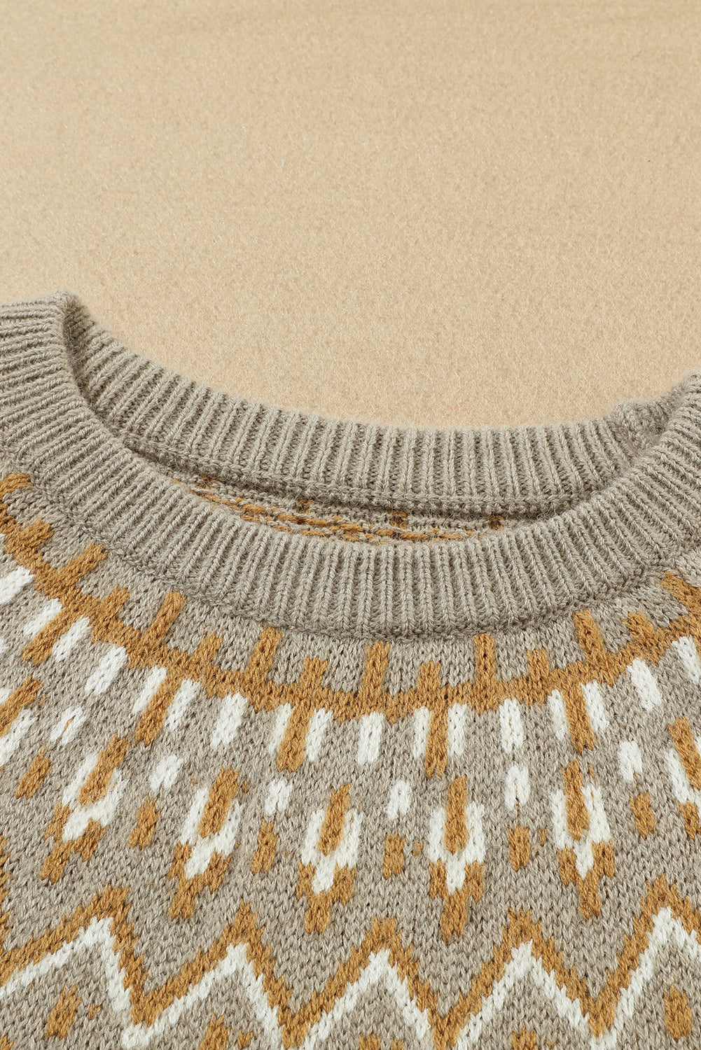Sivi rebrasti pulover s okruglim izrezom s geometrijskim uzorkom