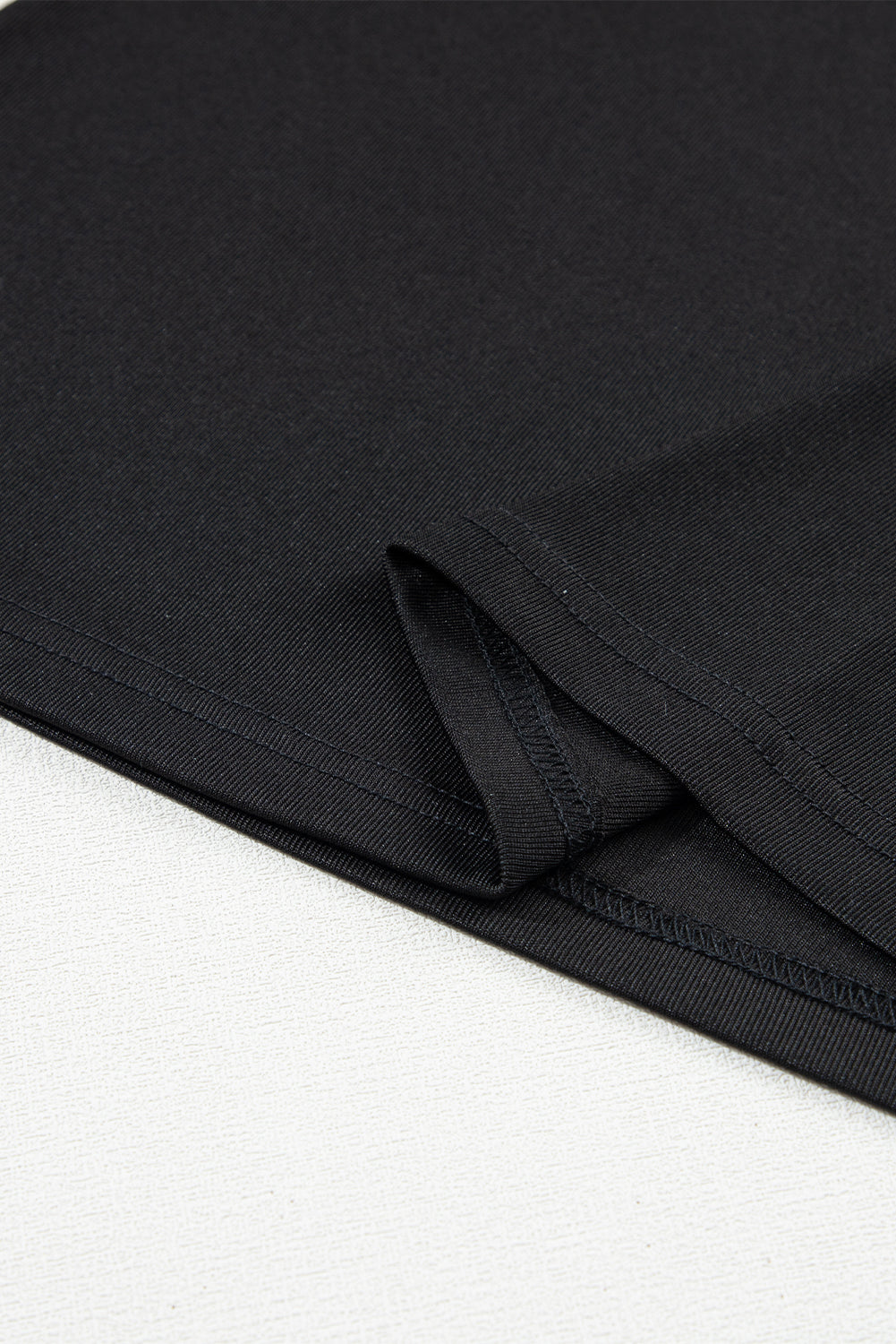 Črna majica z napihnjenim iz umetnega usnja s kratkimi rokavi z lažnim ovratnikom