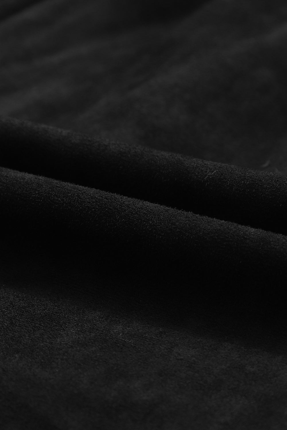 Crna haljina s puf rukavima četvrtastog izreza i antilopa