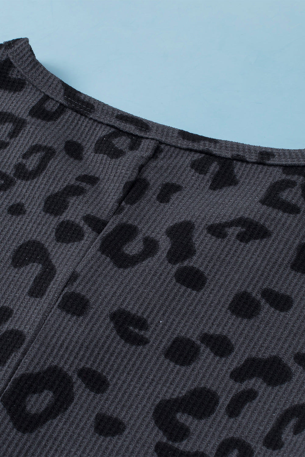 Graues Waffel-Sweatshirt mit Leopardenmuster und Knöpfen und geteiltem Ausschnitt