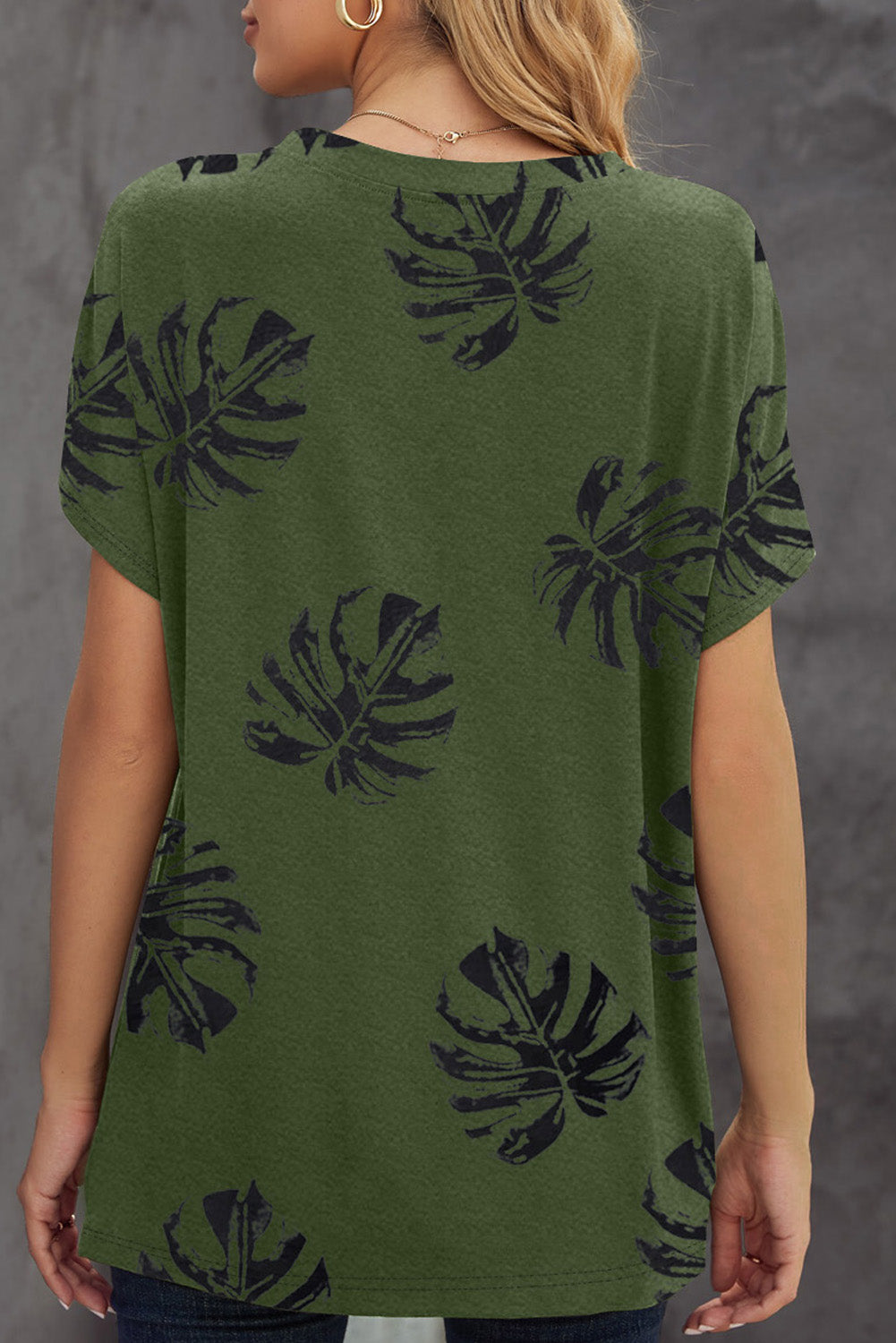 T-shirt verde girocollo con stampa di piante tropicali