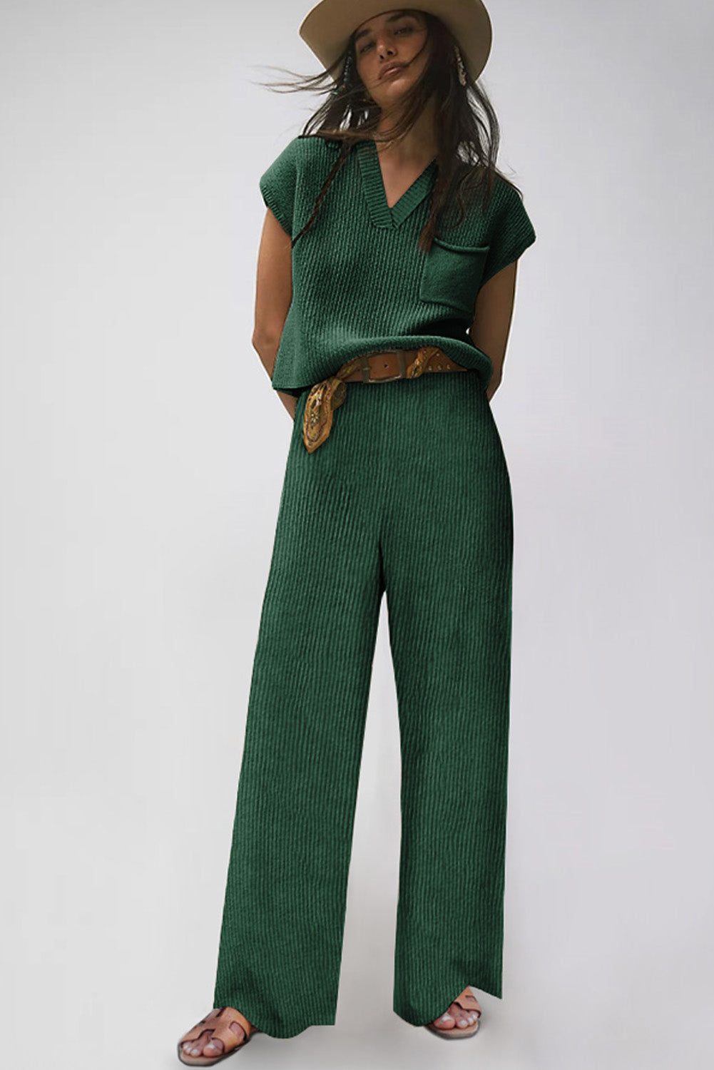 Ensemble pull vert tricoté à col en V et pantalon décontracté