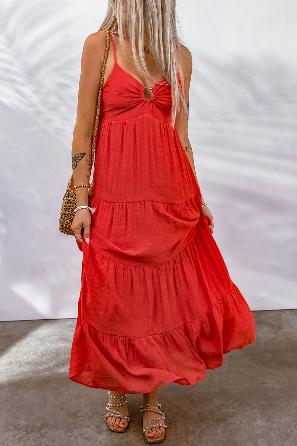 Vatrenocrvena haljina s O-prstenom sa smokiranim naramenicama na više razina