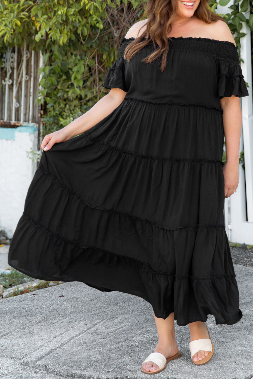 Robe longue noire à volants et épaules dénudées de grande taille