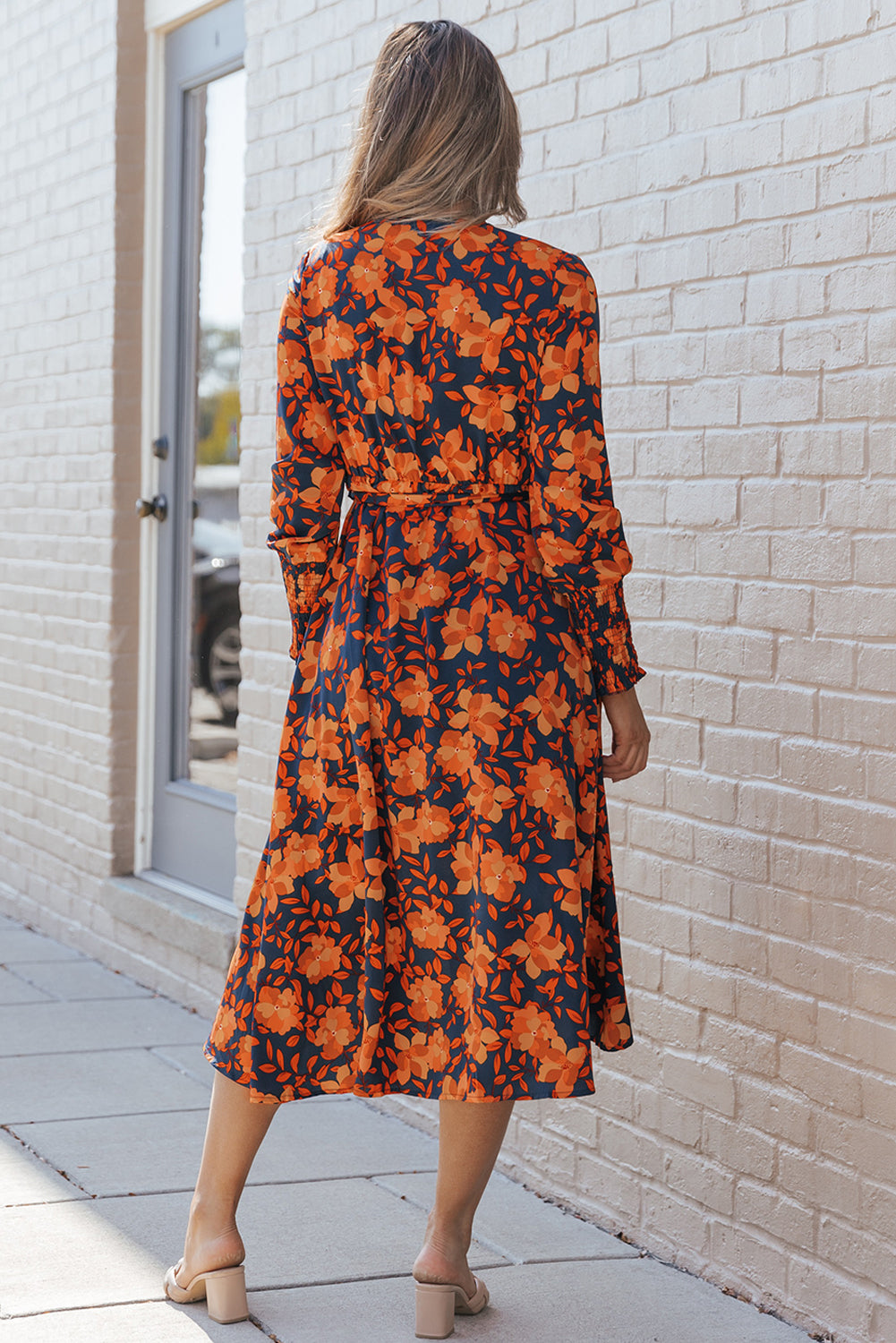 Narančasta haljina s remenom s umjetnim omotom s cvjetnim uzorkom
