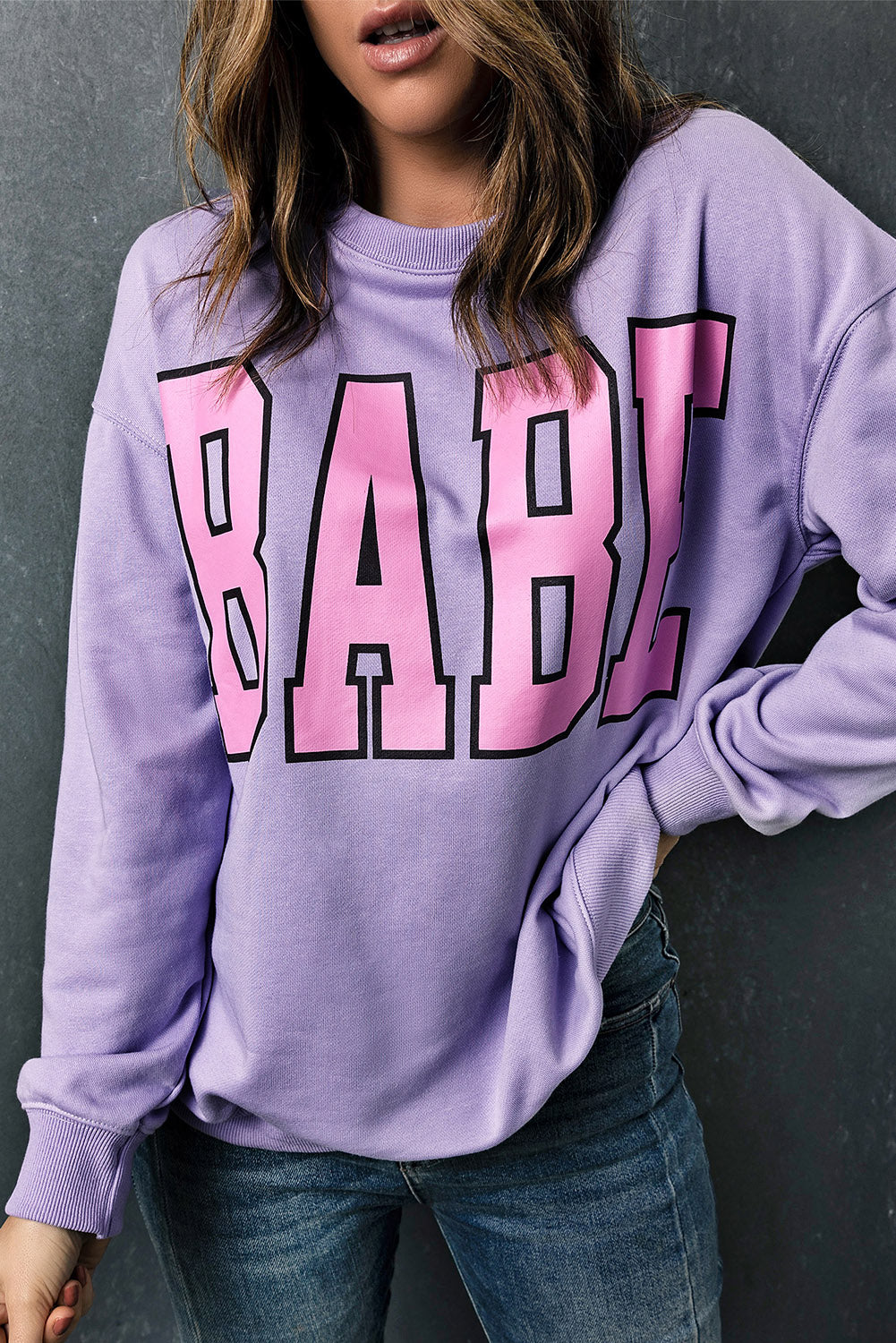 Graues Pullover-Sweatshirt mit BABE-Buchstabengrafik