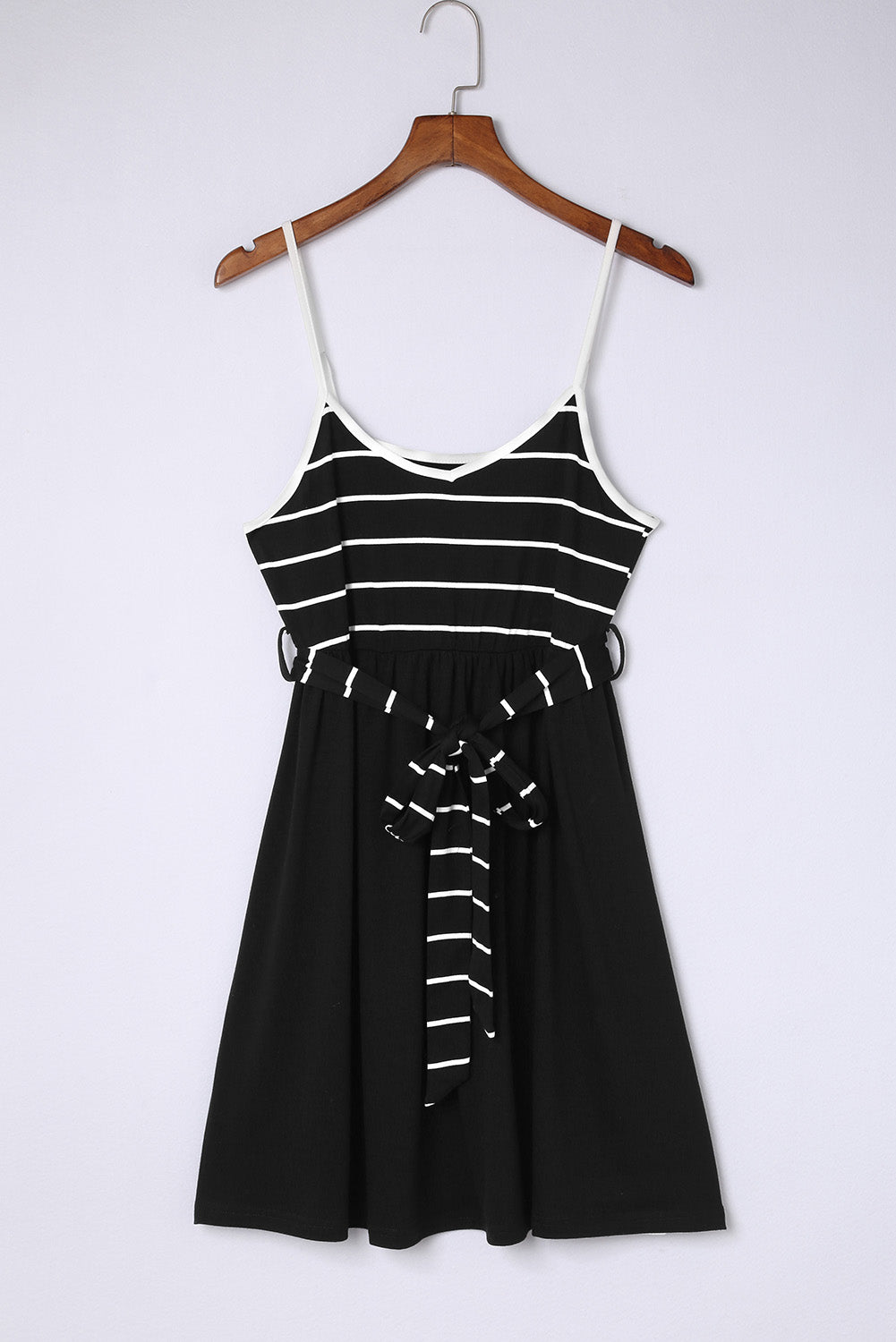 Schwarzes, gestreiftes Cami-Kleid mit Spaghettiträgern und Schärpe