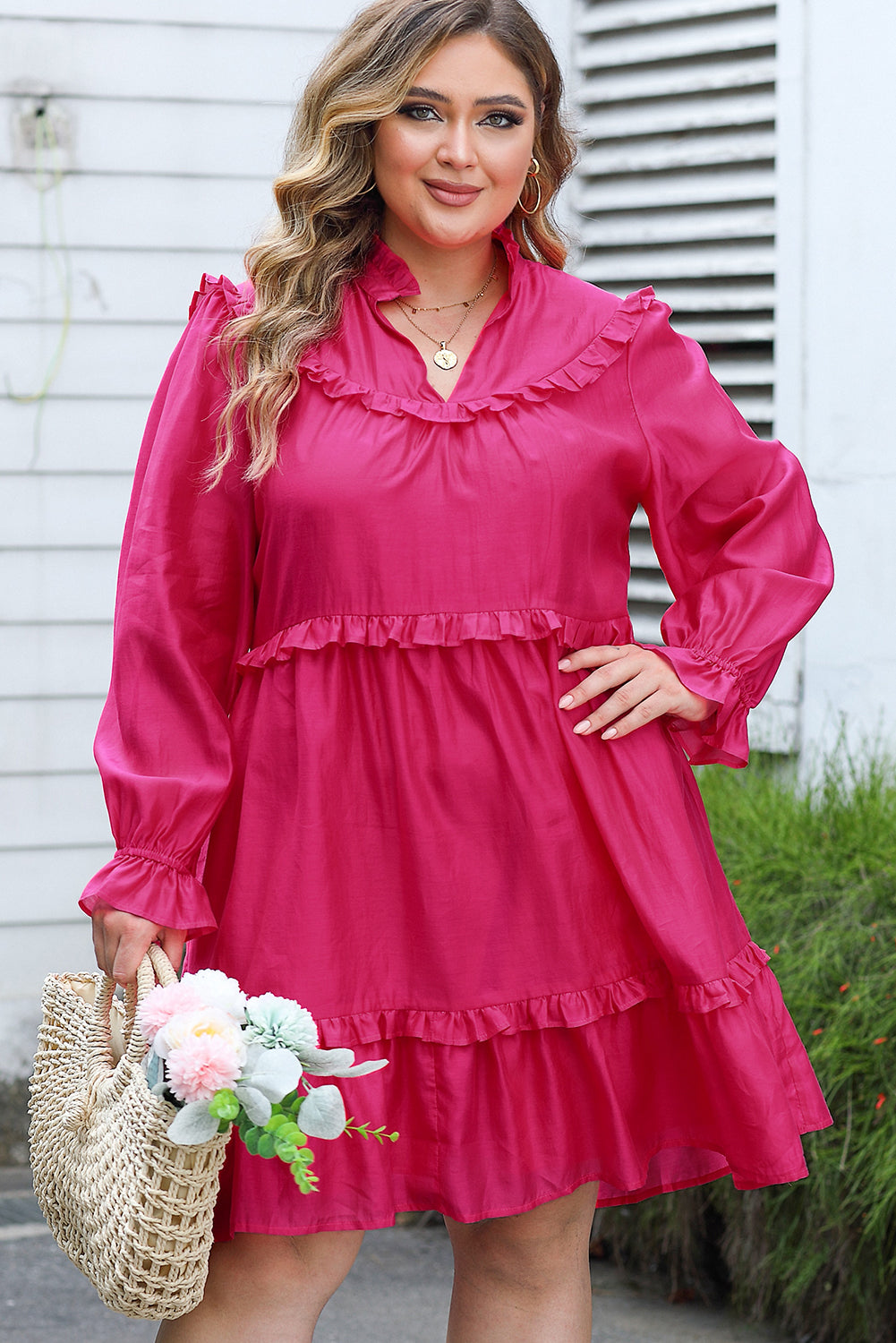 Rosafarbenes Plus-Size-Kleid mit Rüschen und Blasenärmeln
