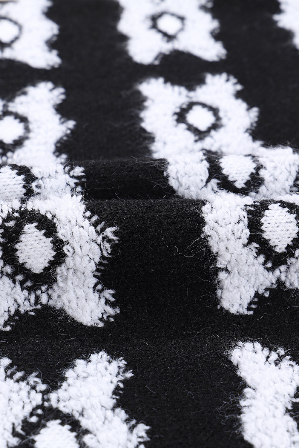 Maglione sfocato lavorato a maglia con motivo floreale retrò stampato bianco
