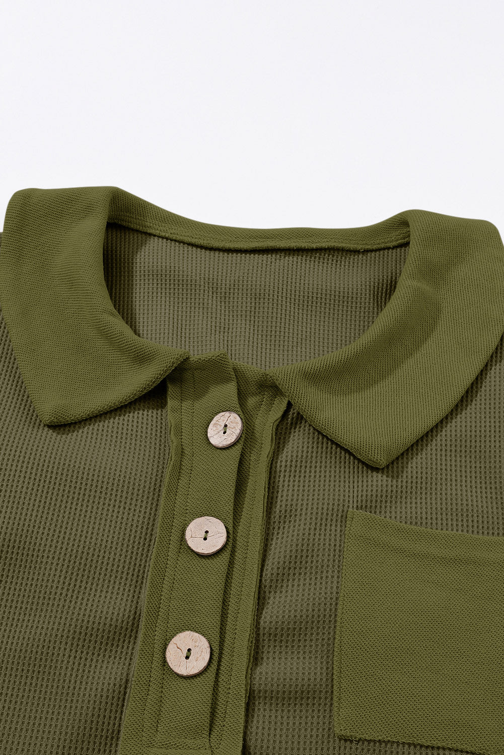 Grünes Waffelstrick-Langarmshirt mit Knöpfen