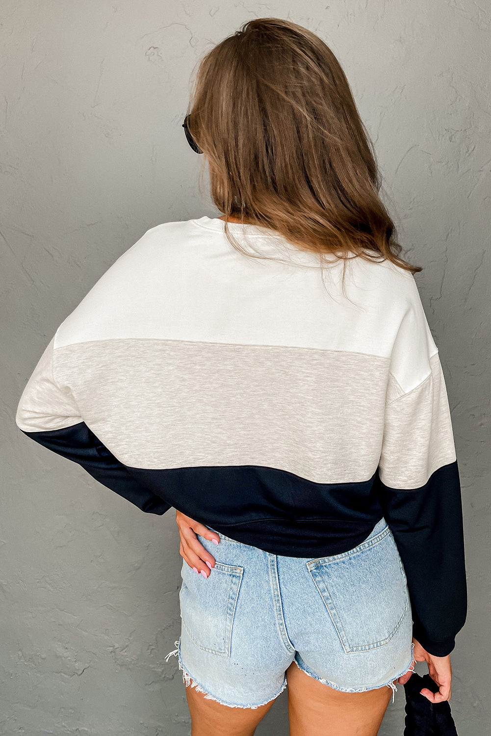 Hellgraues Colorblock-Pullover-Sweatshirt mit überschnittener Schulter