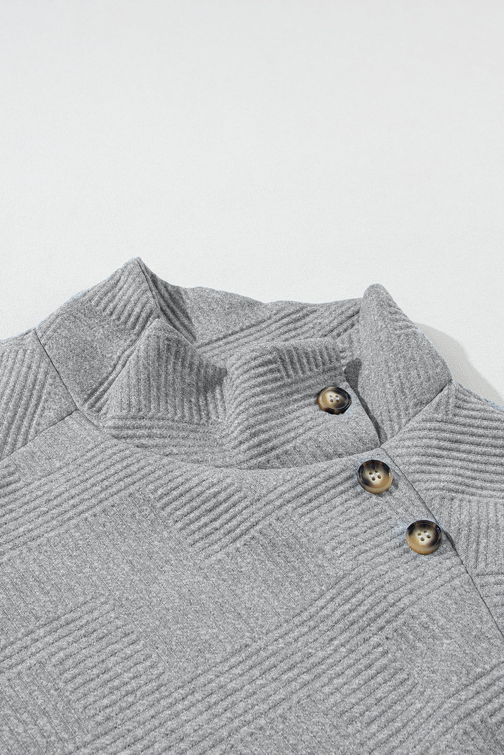 Schwarzes, strukturiertes Sweatshirt mit asymmetrischem Knopfdetail und hohem Kragen