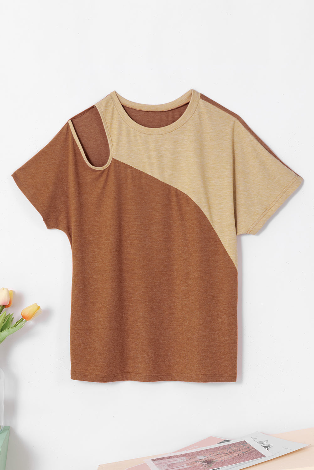 T-shirt colorblock con taglio asimmetrico marrone
