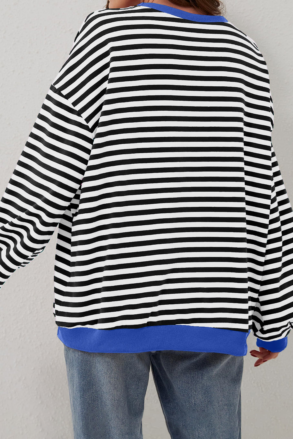 Schwarz gestreiftes, übergroßes Pullover-Sweatshirt mit Kontrastbesatz