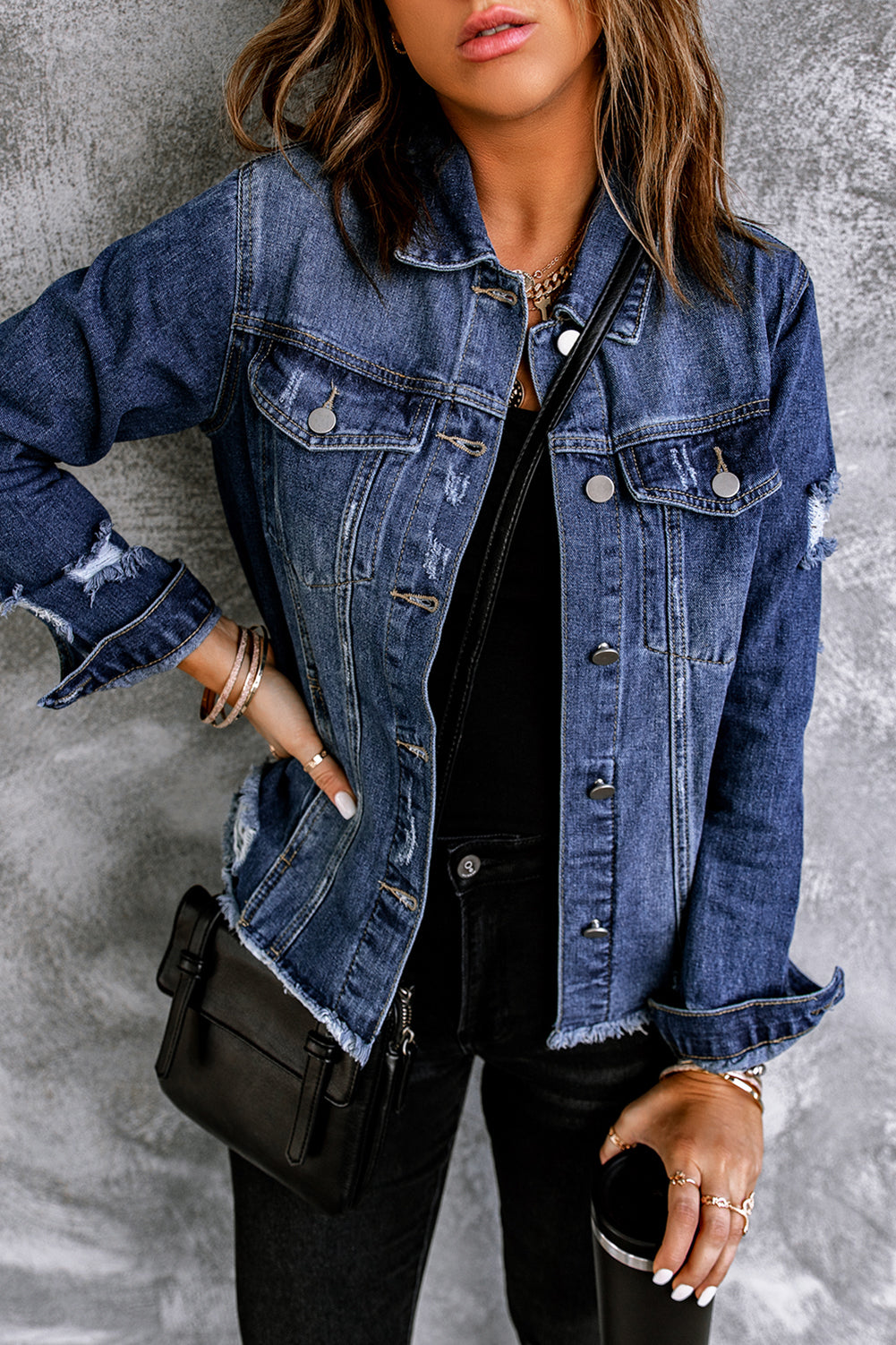 Himmelblaue Jeansjacke mit Distressed-Revers und unversäubertem Saum und Knöpfen