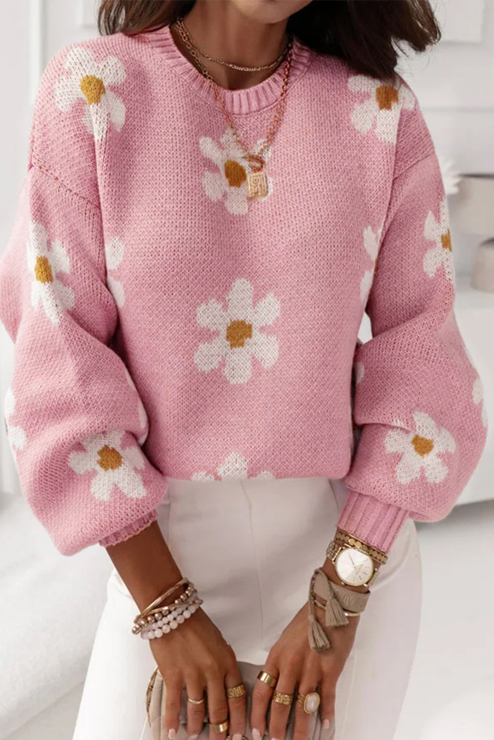 Bledo kaki roza pulover na spuščena ramena s cvetličnim vzorcem