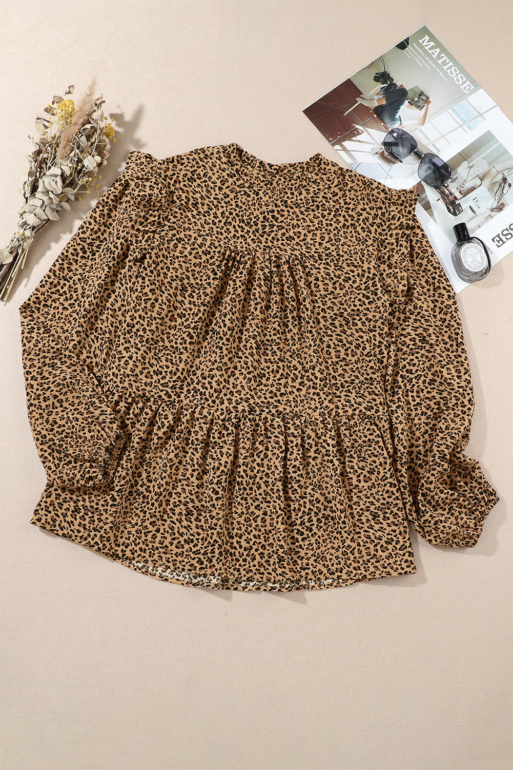 Okrasna ramena z leopardjimi volančki in velika majica Babydoll