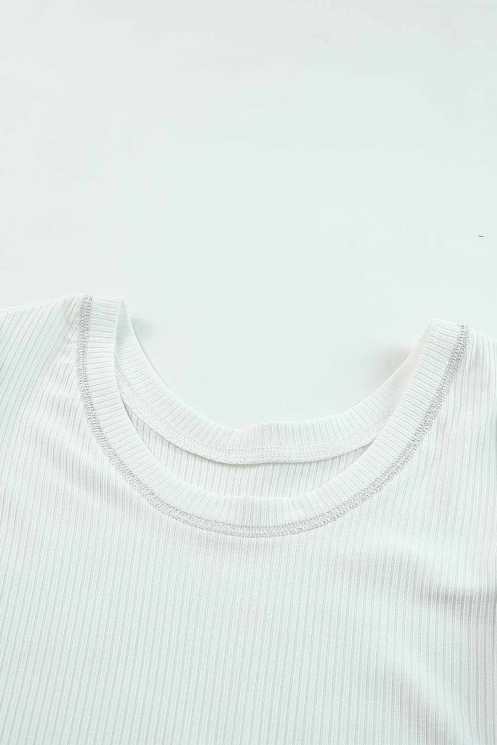 Bijela rebrasta pletena majica s okruglim izrezom i polurukavima