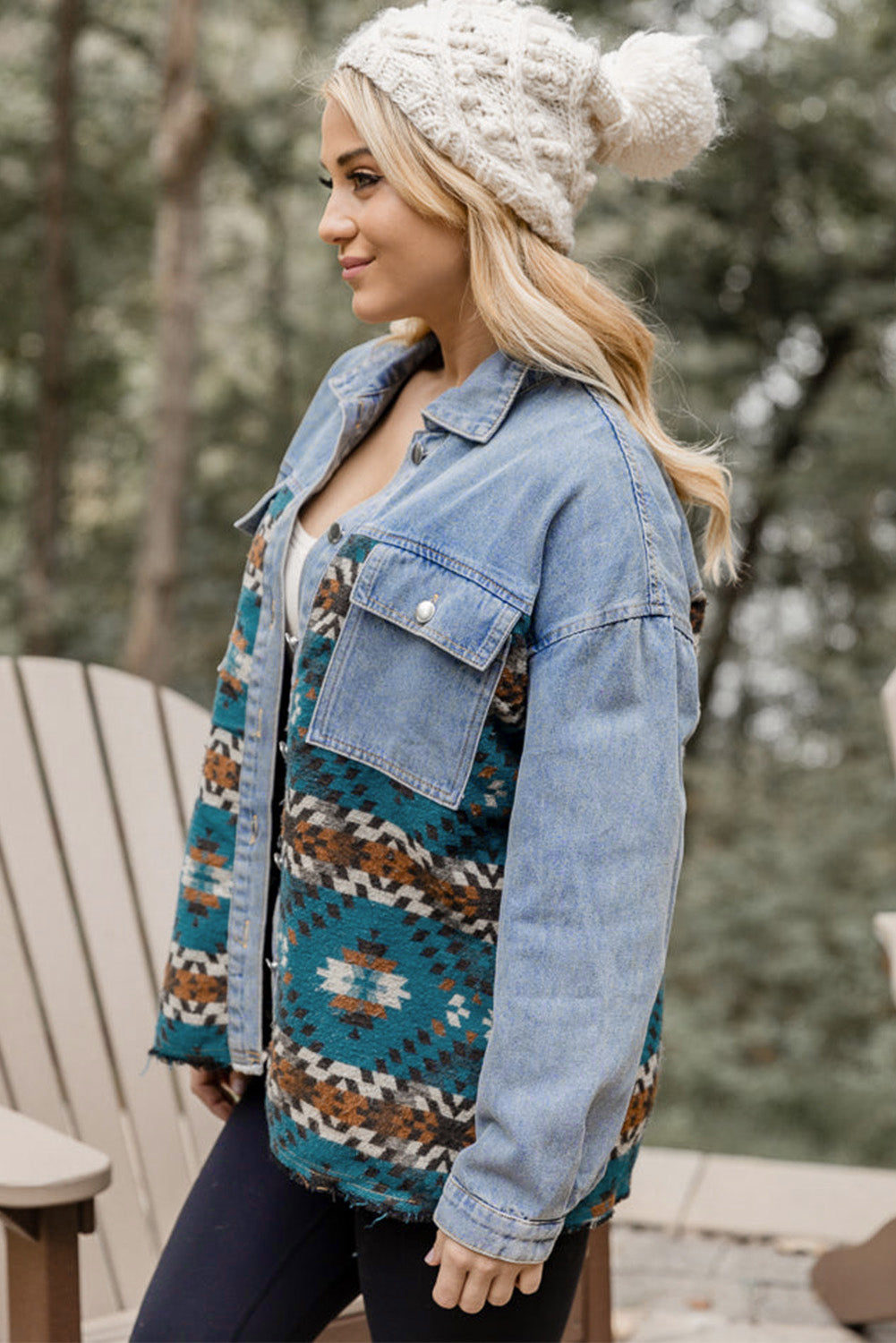 Blaue Jeansjacke mit Azteken-Print