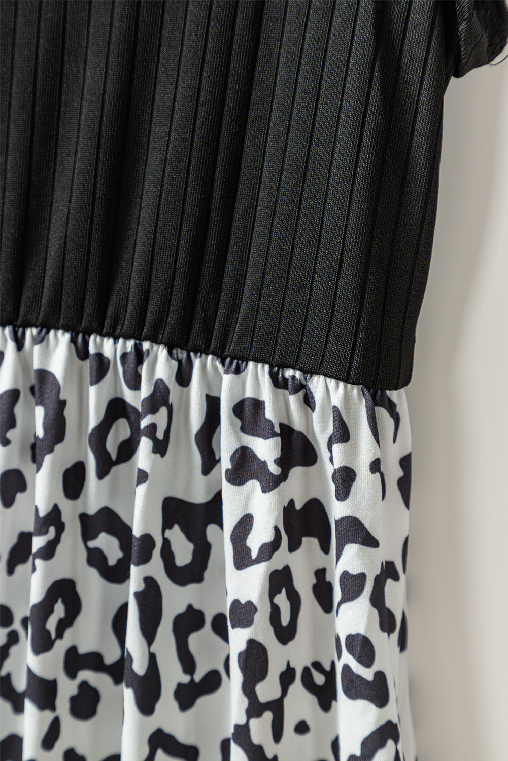 Crna rebrasta maksi haljina s leopard patchworkom i džepovima