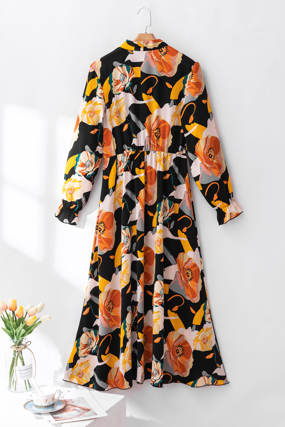 Orangefarbenes, langärmliges Kleid mit Blumenmuster und Bindekragen