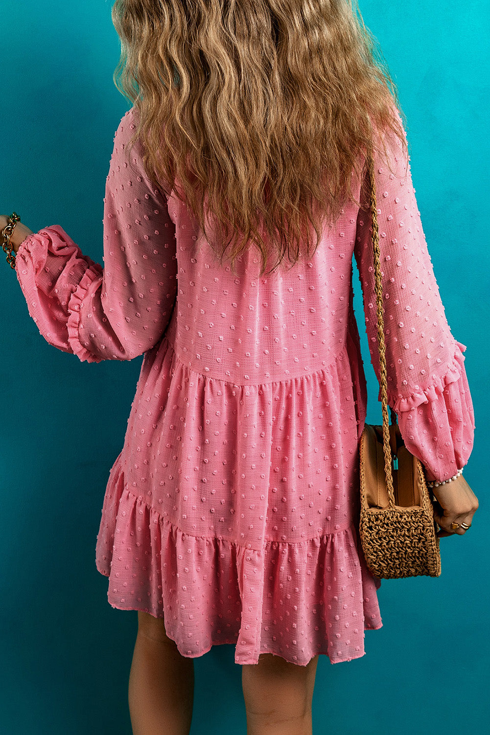 Rosafarbenes, gepunktetes, kurzes Kleid mit geteiltem Ausschnitt und Rüschen im Schweizer Stil