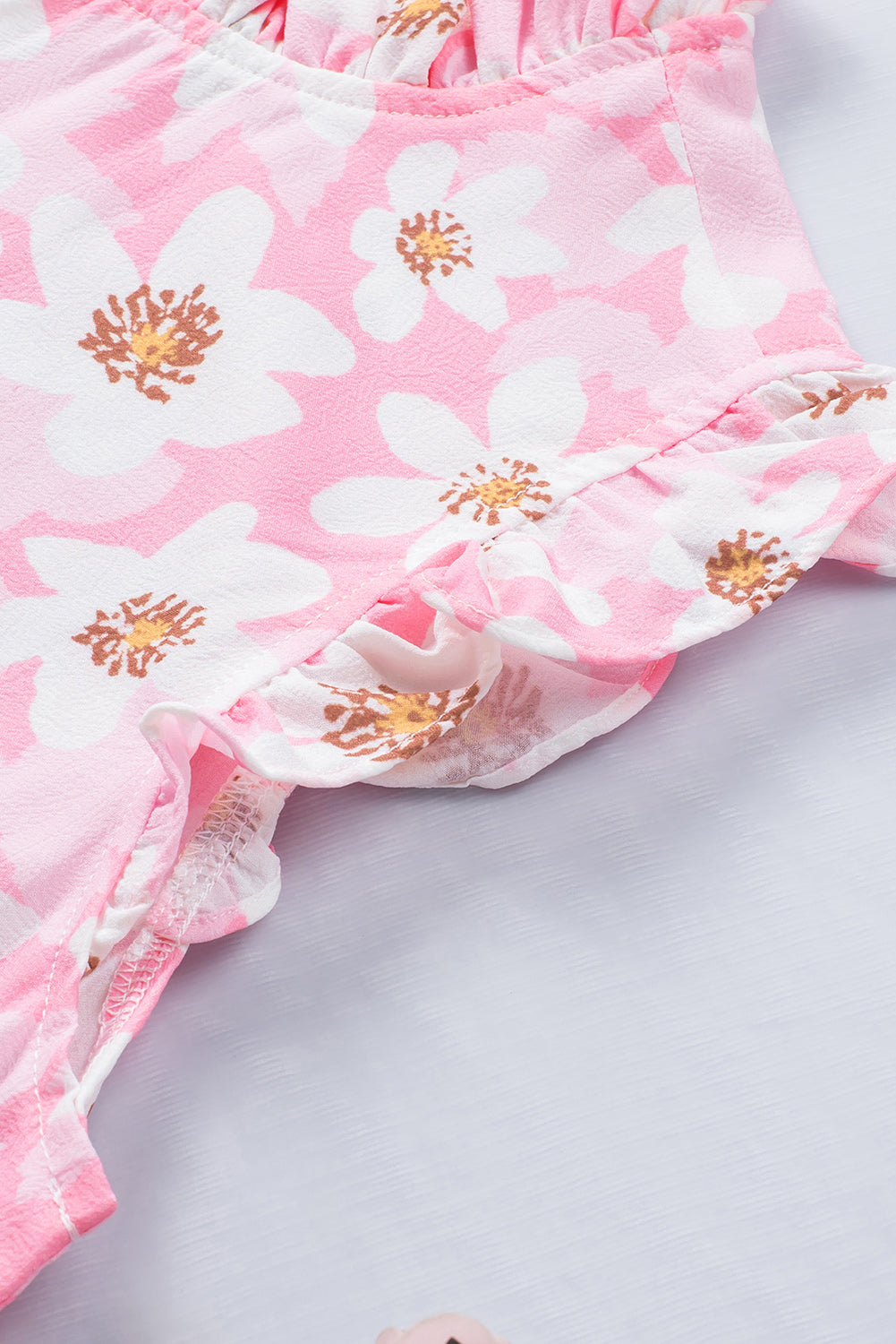 Ružičasta bluza s ukrasima s volanima i slatkim cvjetnim printom