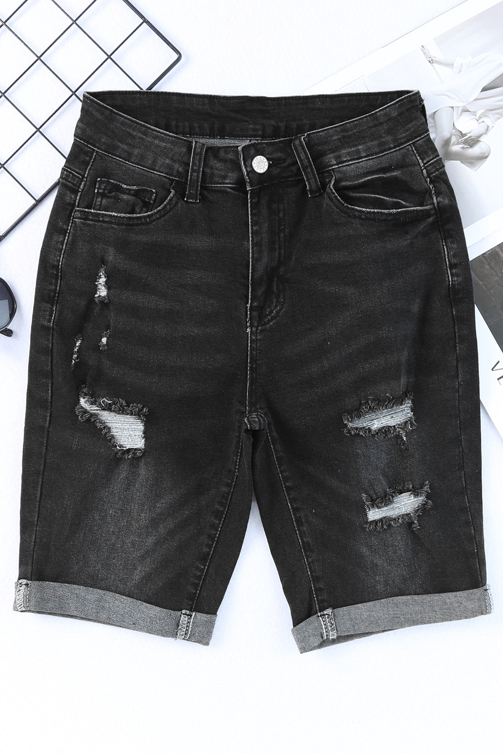 Blaue, aufgerollte Bermuda-Jeansshorts im Used-Look