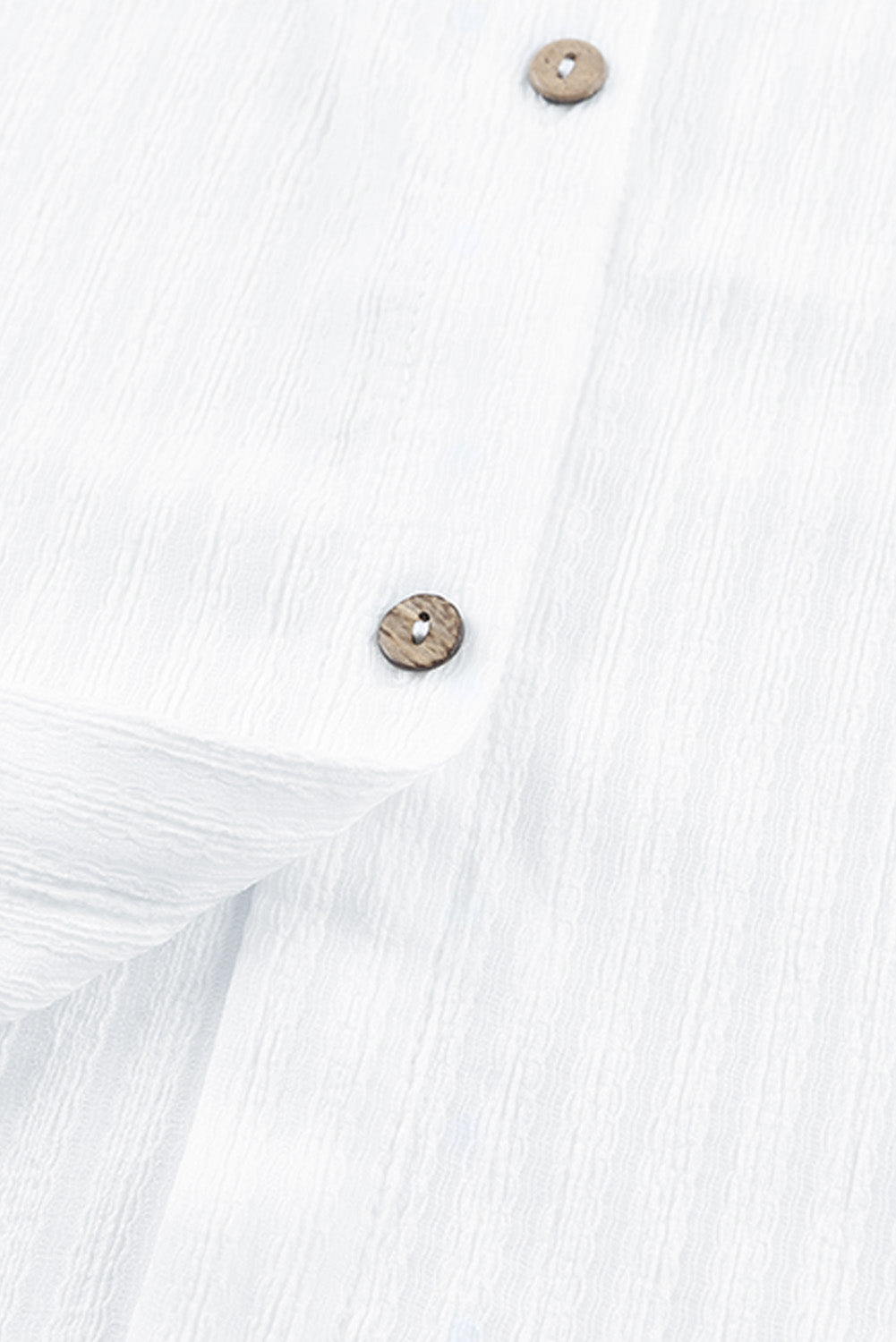 Robe chemise blanche à rayures et boutons froissés sur le devant