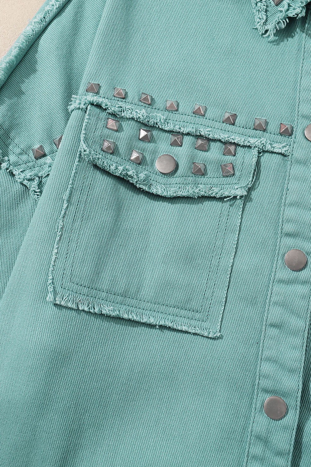 Veste en jean rivetée à bordure effilochée vert brume