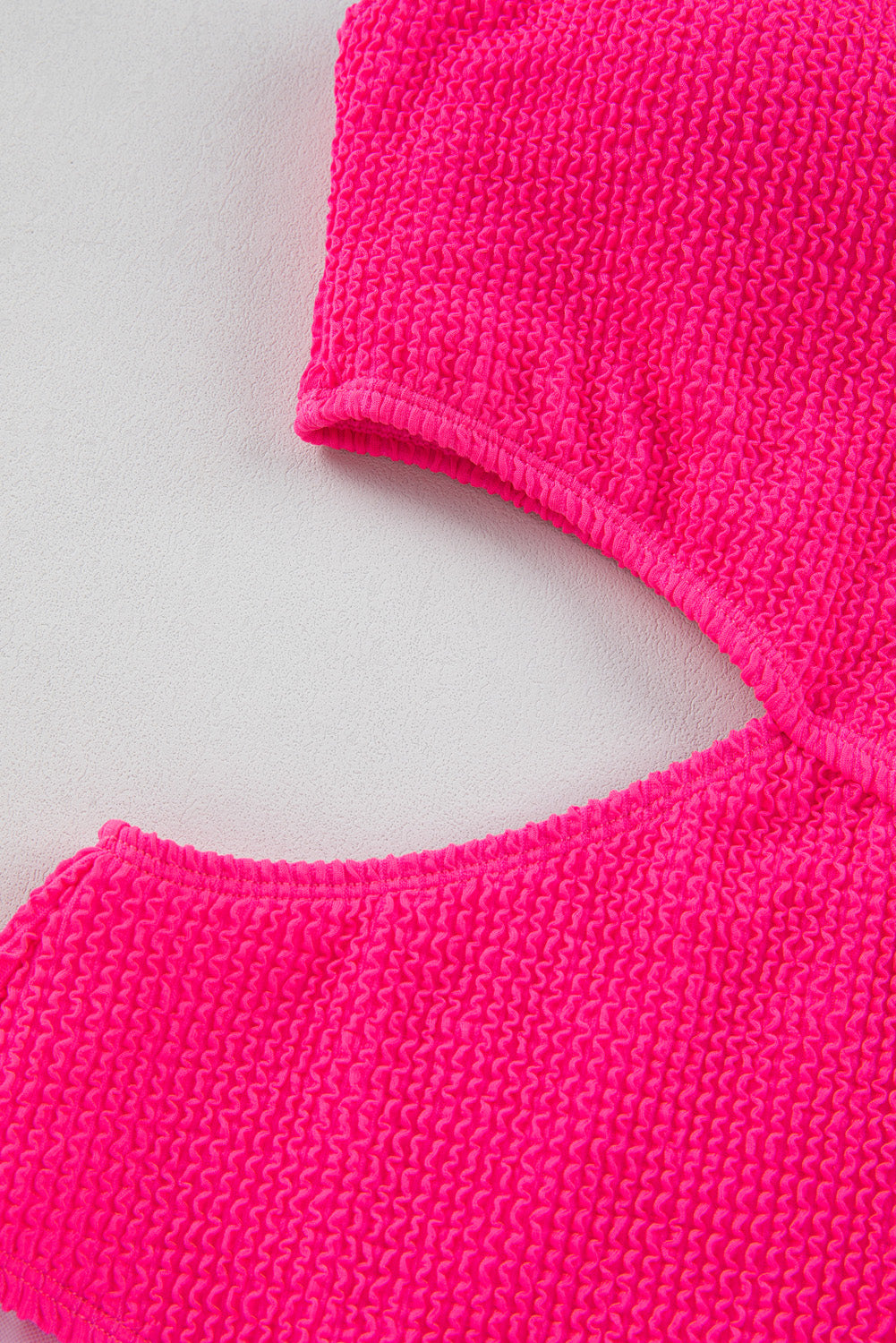 Svijetlo ružičasti monokini jednobojne teksture s izrezom na jedno rame