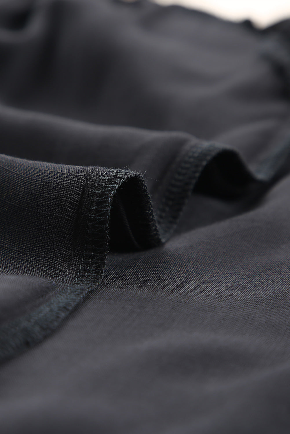 Črna izrezana majica s kratkimi rokavi iz patchwork čipke