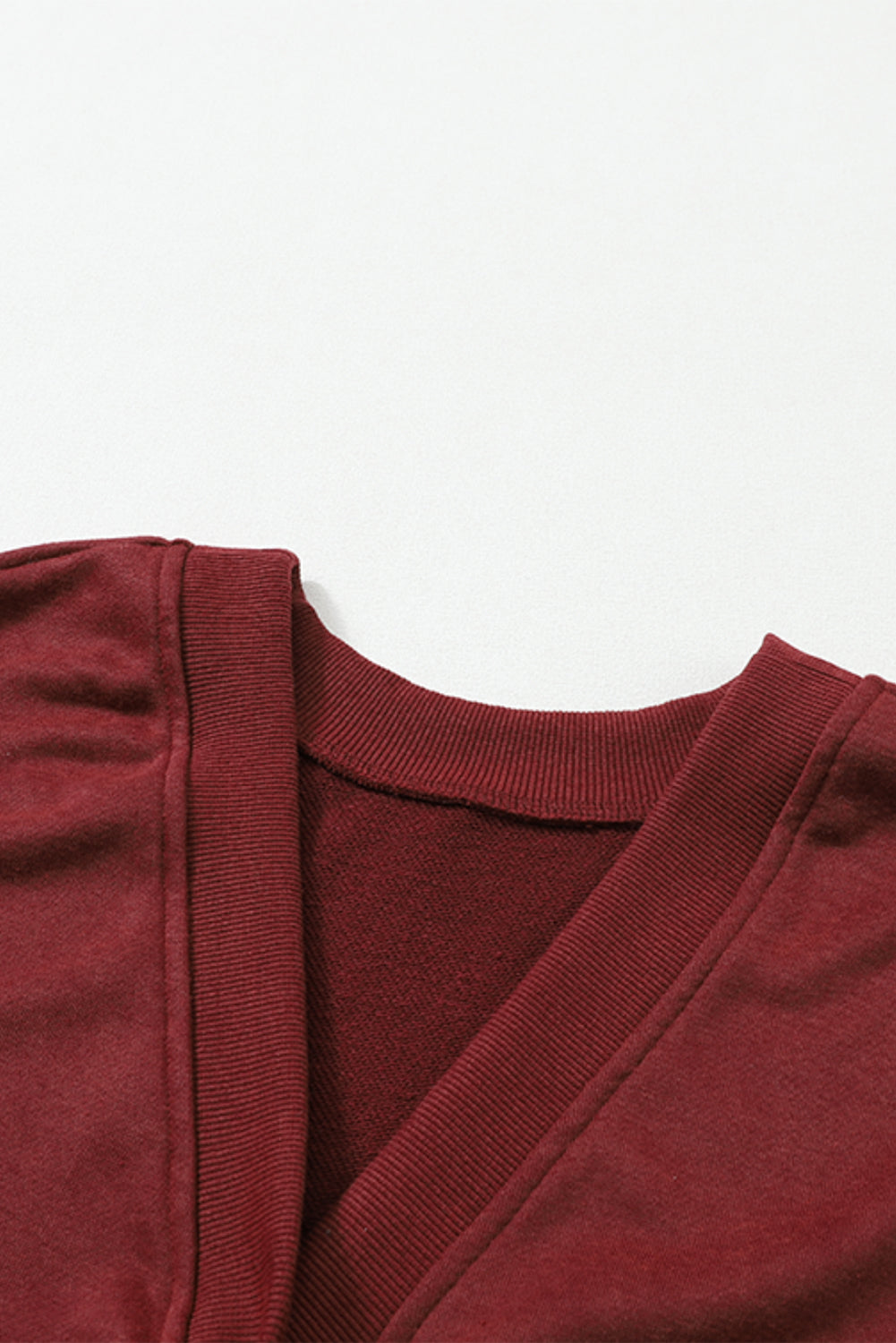 Vatrenocrvena jaka majica s otvorenim leđima i otvorenim šavovima